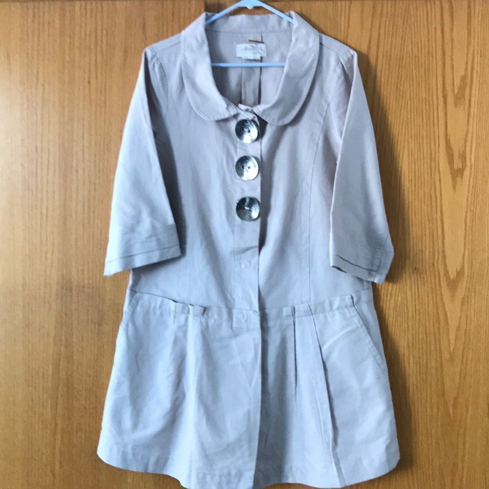 Banana USA light khaki button accent top, large